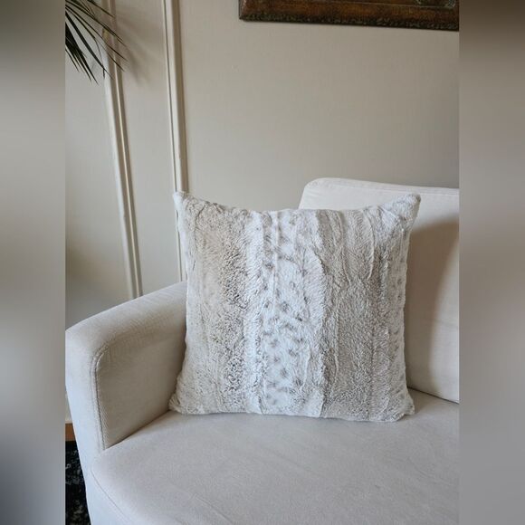 Pier 1 Snow Leopard Aninal Print Fleece Pillow Cover 17x17 - Picture 1 of 5